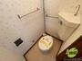 トイレ　トイレです。タオル掛けもついて便利ですね。