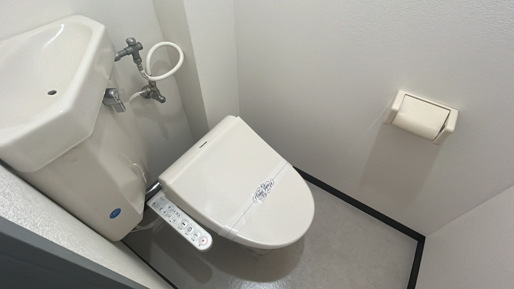 トイレ　温水洗浄便座になります。