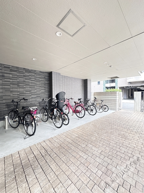駐車場　屋根付きの駐輪場で雨の日も安心♪