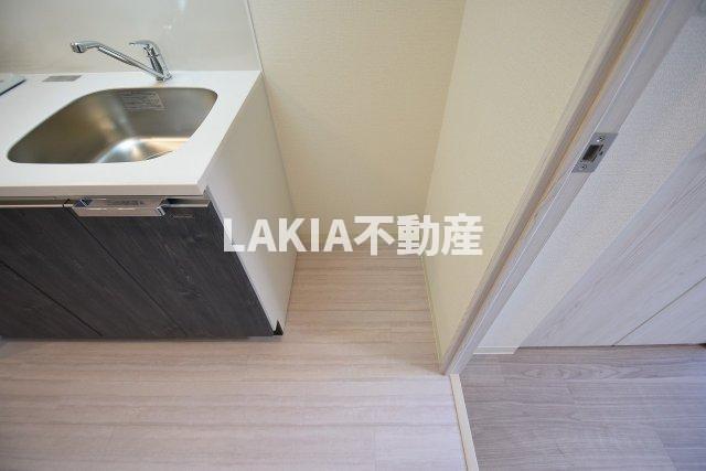 その他　冷蔵庫置場はもはやキッチンの横が主流です。 スタイリッシュな