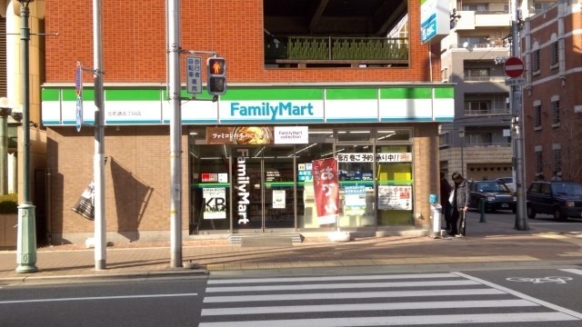 コンビニ　ファミリーマート元町通五丁目店（コンビニ）まで131m