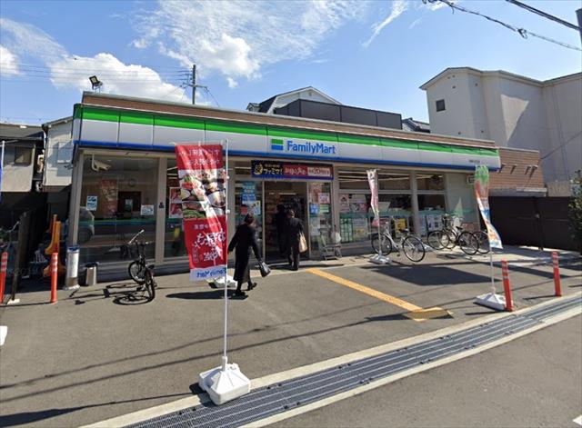 コンビニ　ファミリーマート（コンビニ）まで617m