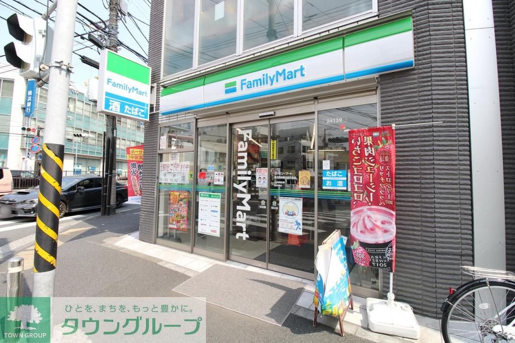 コンビニ　ファミリーマート 横浜西神奈川三丁目店（コンビニ）まで110m