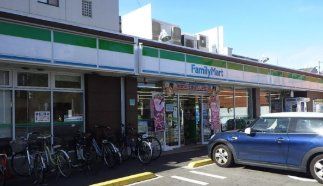コンビニ　ファミリーマート大阪工大前店（コンビニ）まで300m