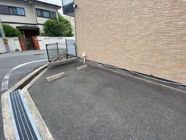 駐車場　机も付いてて便利です。