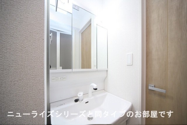 洗面設備　明るい洗面所です