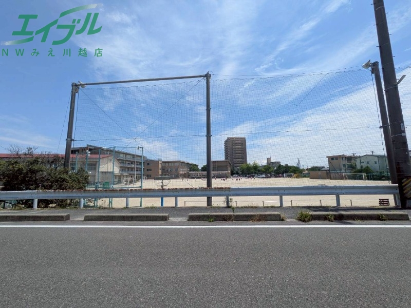 小学校　四日市市立富田小学校（小学校）まで991m