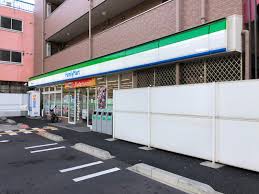 コンビニ　ファミリーマート（コンビニ）まで852m