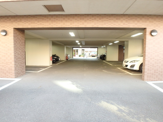駐車場　屋根付き敷地内駐車場（有料・要空き確認）