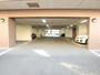 駐車場　屋根付き敷地内駐車場（有料・要空き確認）