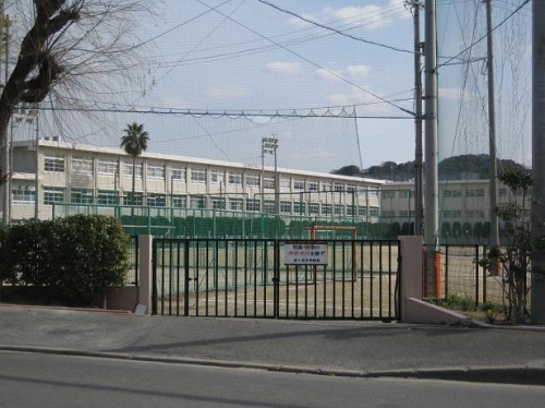 中学校　福岡市立多々良中学校（中学校）まで920m