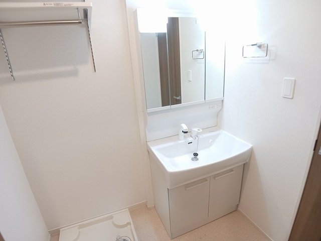 洗面設備　明るい洗面所です