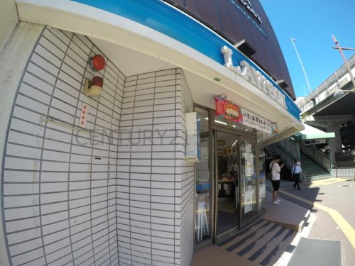 コンビニ　ローソン 江坂駅南口店（コンビニ）まで132m