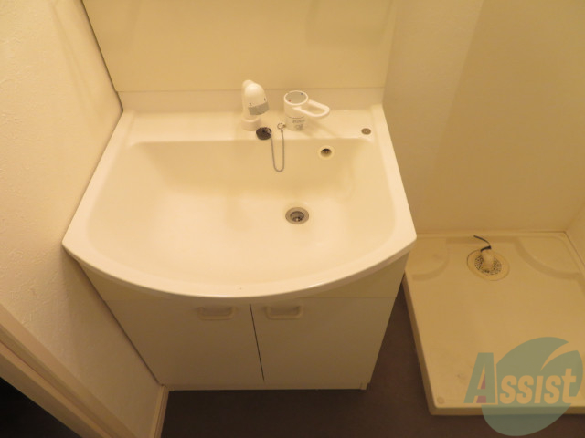洗面設備　シャンプードレッサー付き。身支度はここでばっちり。