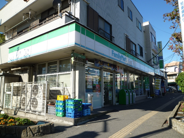 コンビニ　ファミリーマート（コンビニ）まで870m