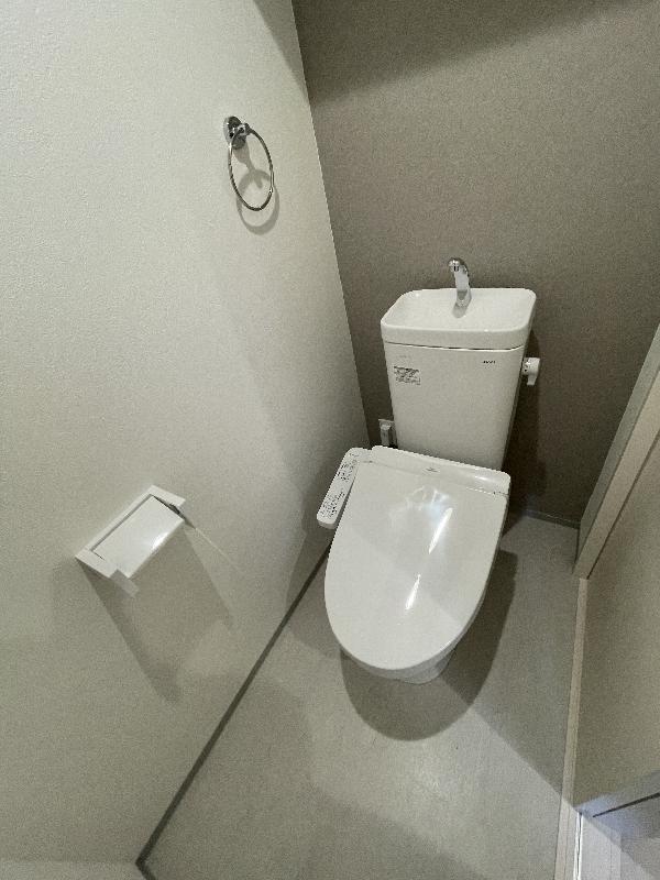 トイレ　温水洗浄便座付きのトイレです♪