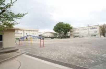 小学校　杉並区立高井戸第三小学校（小学校）まで484m