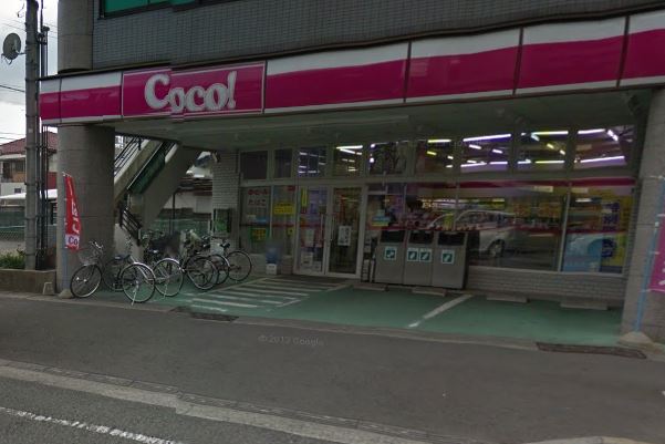 コンビニ　ココストア鴨宮駅前店（コンビニ）まで590m