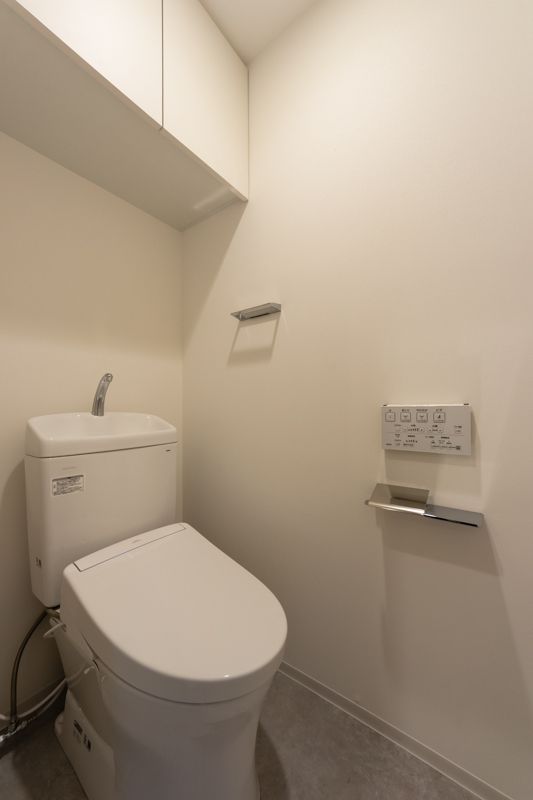 トイレ　落ち着いた色調のトイレです