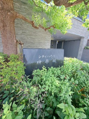 エントランス　館銘板