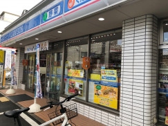 コンビニ　ローソン 藤井寺岡一丁目店（コンビニ）まで302m