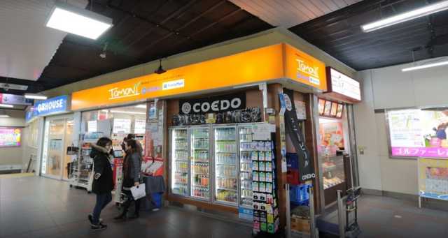 コンビニ　ファミリーマート　TOMONYトモニー高田馬場駅橋上店（コンビニ）まで99m