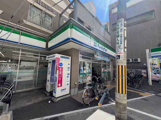 コンビニ　ファミリーマート 豊中駅西口店（コンビニ）まで421m