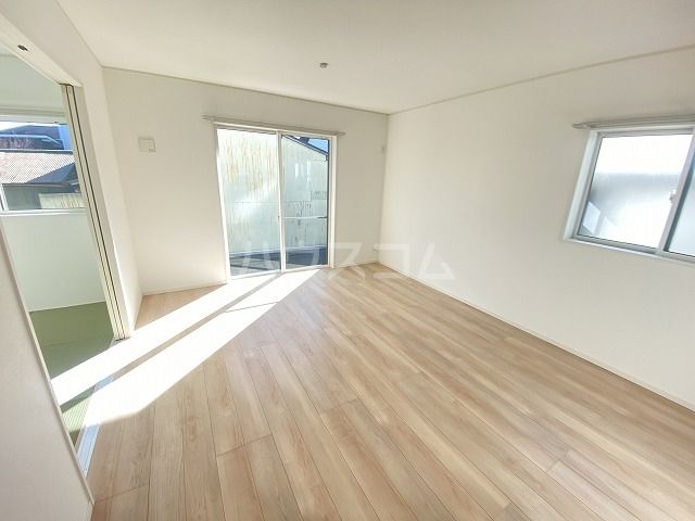 クレイドルガーデン南足柄市和田河原 第16の居間写真