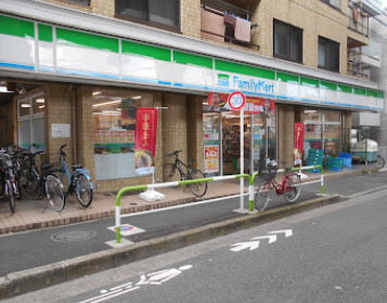 コンビニ　ファミリーマート 用賀二丁目店（コンビニ）まで747m