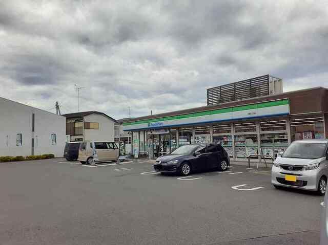 コンビニ　ファミリーマート（コンビニ）まで450m