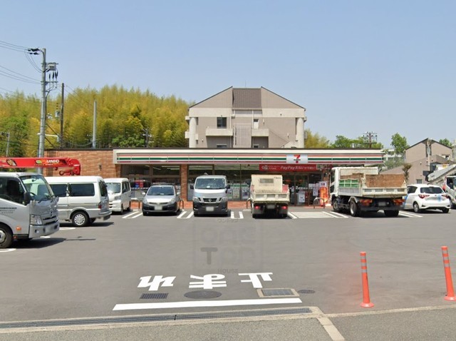 コンビニ　セブンイレブン　豊中東泉丘店（コンビニ）まで606m