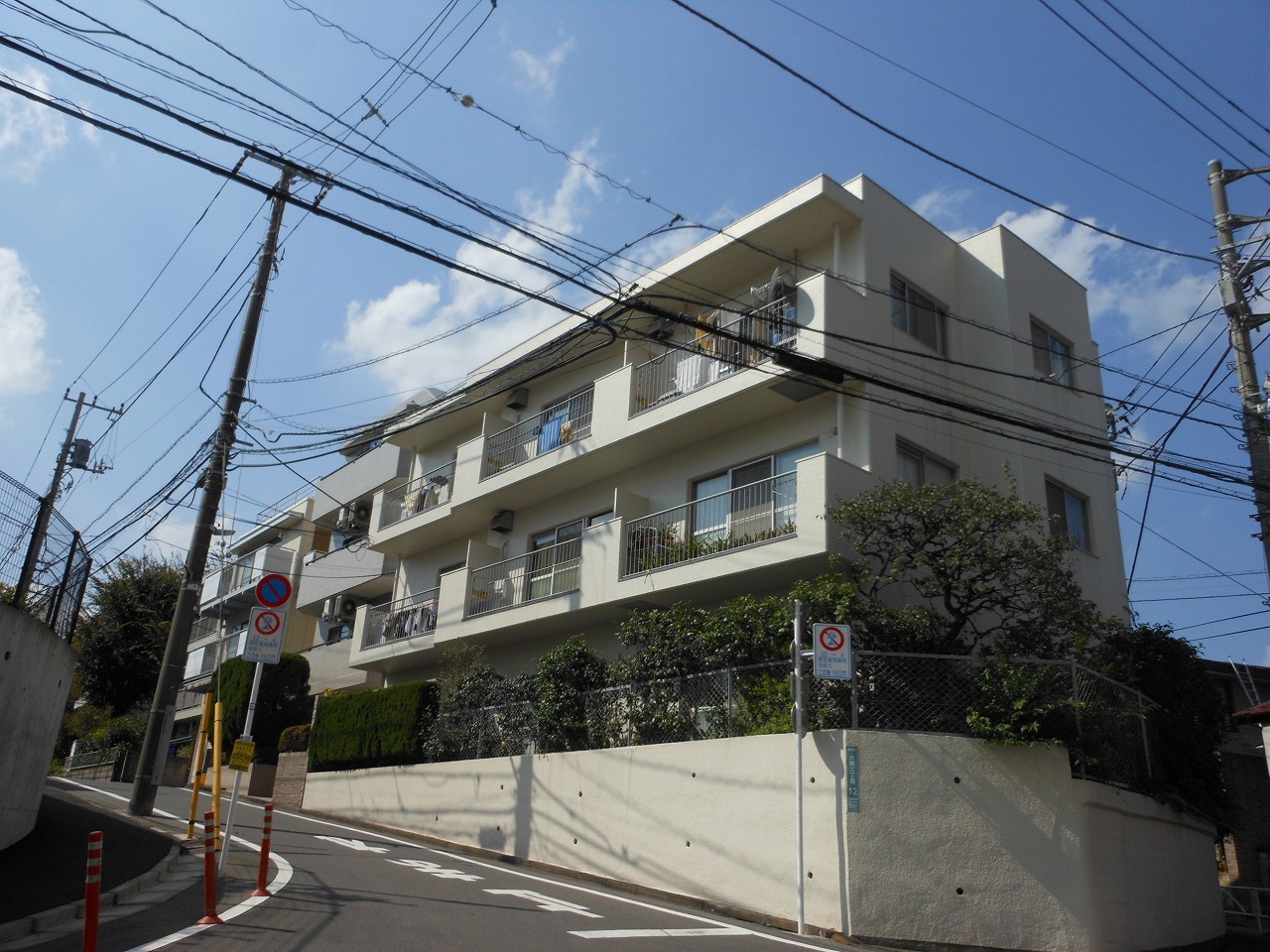 建物外観　２面が接道しているので風通し良好