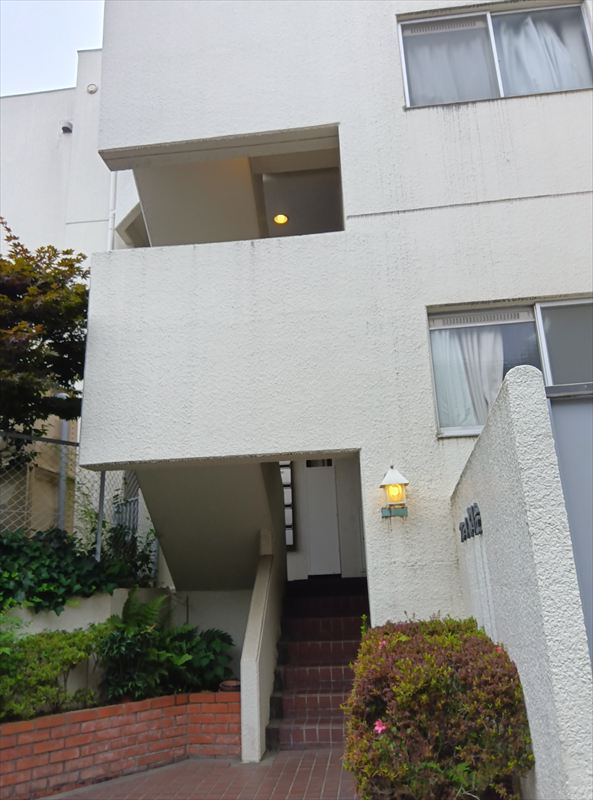 エントランス　屋根付きの外階段