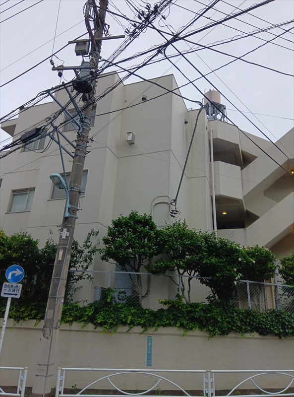 建物外観　大通りから少し入った閑静な住宅街