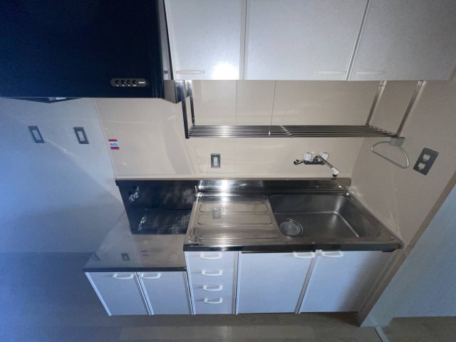 キッチン　※写真は306号室です。 ※相違する場合は現況を優先いたしま