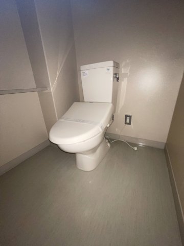 トイレ　※写真は306号室です。 ※相違する場合は現況を優先いたしま