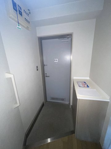 玄関　※写真は306号室です。 ※相違する場合は現況を優先いたしま