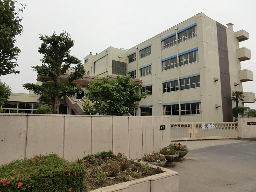 小学校　越谷市立西方小学校（小学校）まで870m