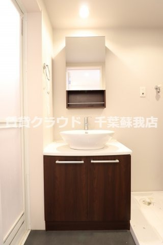 洗面設備　デザイン性の高いおしゃれな洗面台で、朝の支度に便利です！