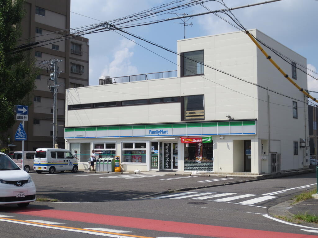 コンビニ　ファミリーマート一宮市民病院前店（コンビニ）まで330m