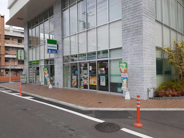 コンビニ　ファミリーマート（コンビニ）まで850m