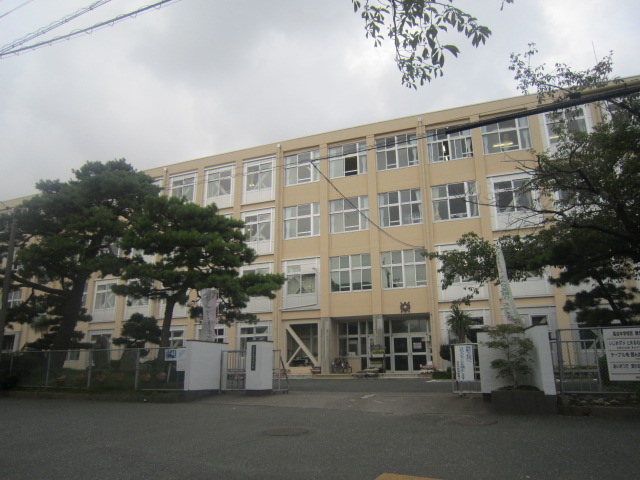 中学校　市立高台中学校（中学校）まで882m