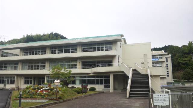 小学校　小田原市立大窪小学校（小学校）まで1934m
