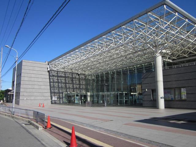 図書館　高槻市立芝生図書館（図書館）まで983m