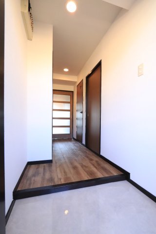 玄関　※別部屋のお写真で、現況優先と致します。