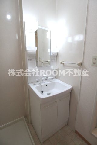洗面設備　明るい洗面所です