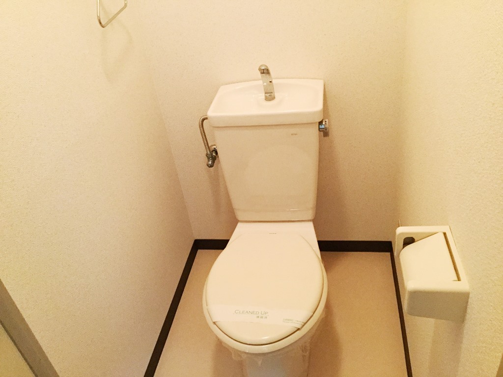 トイレ　別号室の写真です。ご参考までに