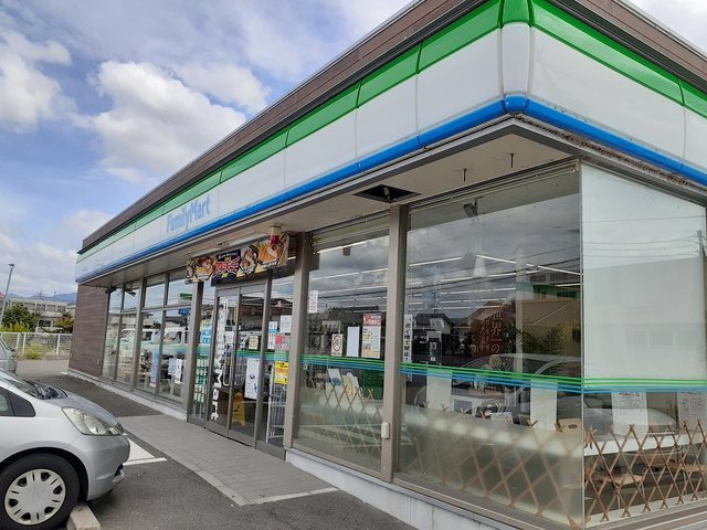 コンビニ　ファミリーマート岩出川尻店様（コンビニ）まで800m