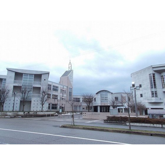 中学校　南砺市立吉江中学校（中学校）まで475m