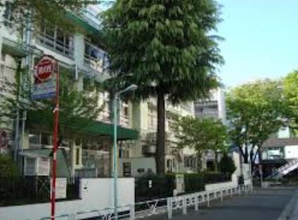 小学校　渋谷区立神宮前小学校（小学校）まで390m